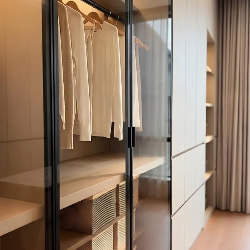 Louvren Minimalistiskt upplyst faner walk-in closet